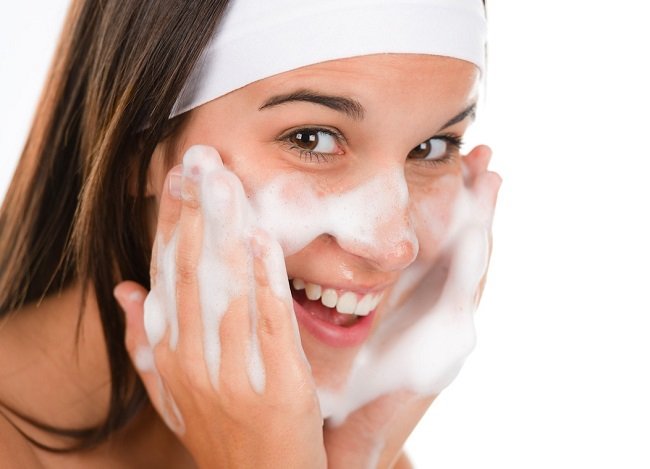 Cần tuân thủ các bước rửa mặt Cần tuân thủ các bước rửa mặt